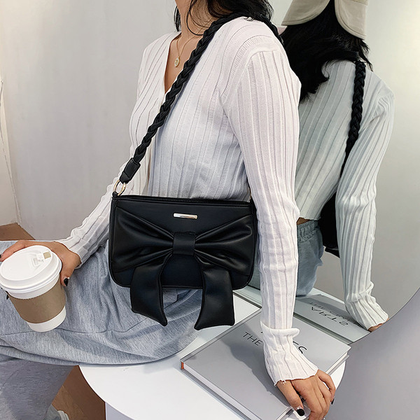 Moderna ženska torba na rame s trakom