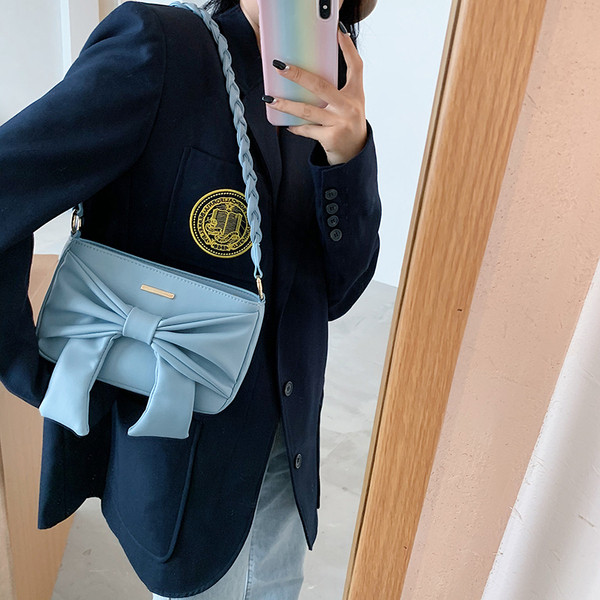 Moderna ženska torba na rame s trakom