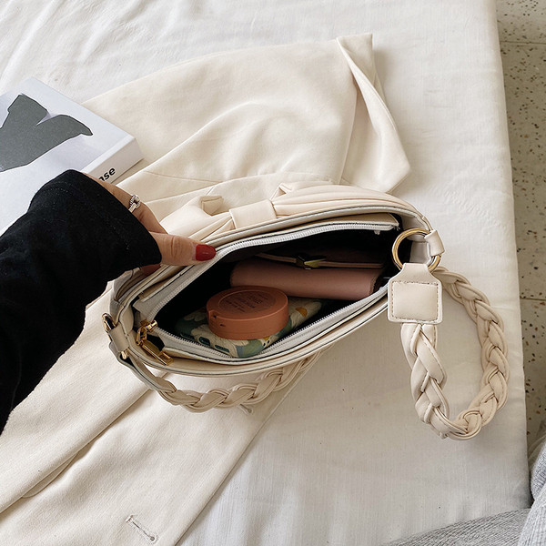 Moderna ženska torba na rame s trakom