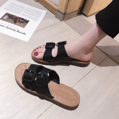 Női hétköznapi papucs lapos talppal és bőrpántokkal