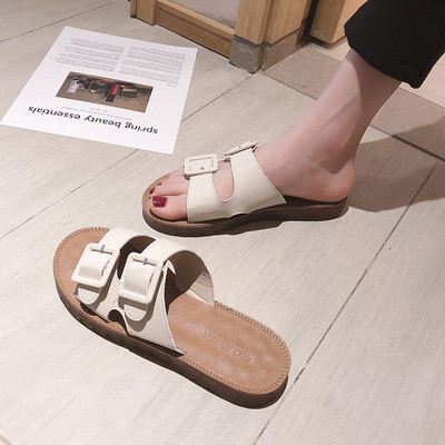 Női hétköznapi papucs lapos talppal és bőrpántokkal