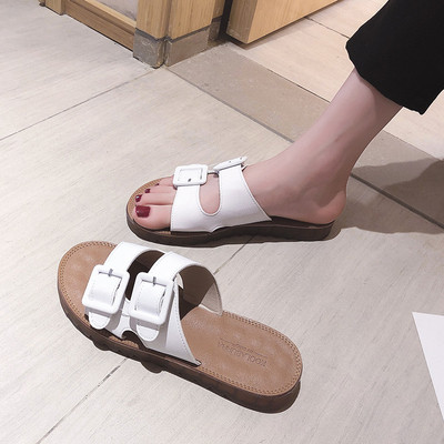 Női hétköznapi papucs lapos talppal és bőrpántokkal