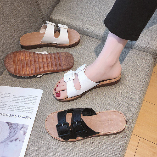 Női hétköznapi papucs lapos talppal és bőrpántokkal