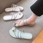 Moteriškos šlepetės plokščiu padu ir gėlių elementu