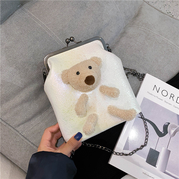 Moteriška kasdienė rankinė su ilga rankena ir 3D elementu