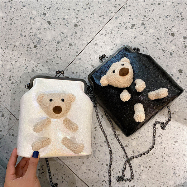 Moteriška kasdienė rankinė su ilga rankena ir 3D elementu