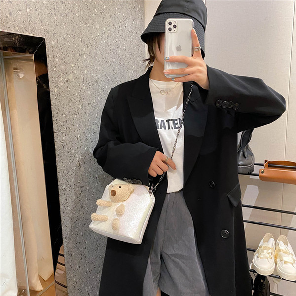 Moteriška kasdienė rankinė su ilga rankena ir 3D elementu