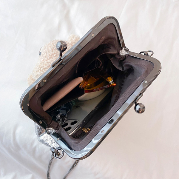 Moteriška kasdienė rankinė su ilga rankena ir 3D elementu