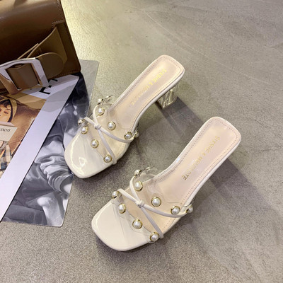 Elegáns női papucs átlátszó sarokkal és gyöngyökkel