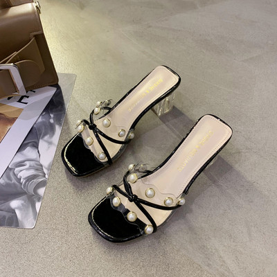 Elegáns női papucs átlátszó sarokkal és gyöngyökkel