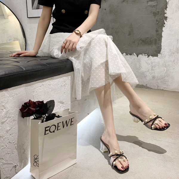 Elegáns női papucs átlátszó sarokkal és gyöngyökkel