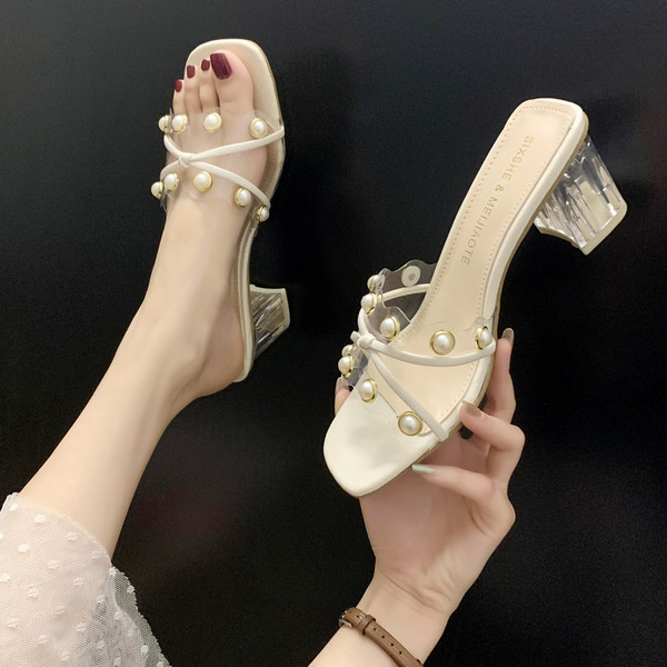 Elegáns női papucs átlátszó sarokkal és gyöngyökkel