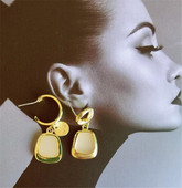 Elegáns lógó fülbevaló arany színben