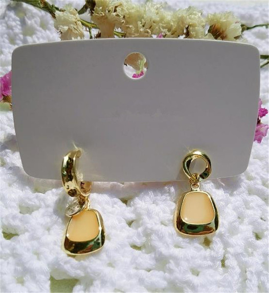 Elegáns lógó fülbevaló arany színben