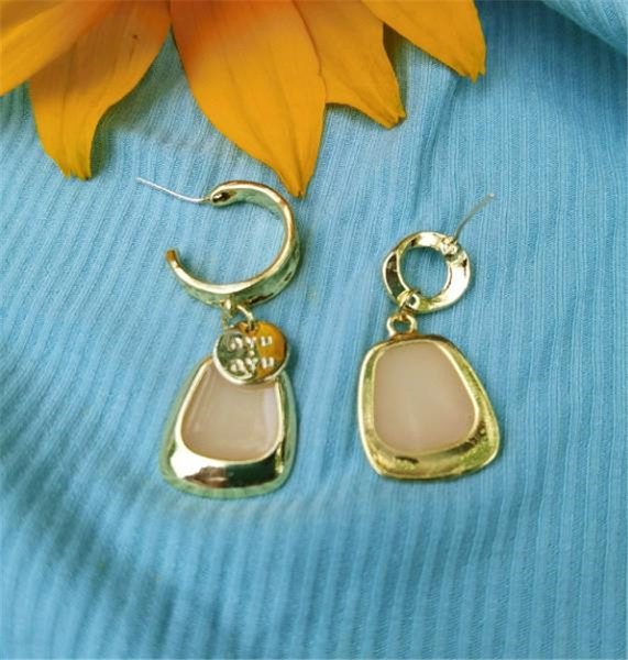 Elegáns lógó fülbevaló arany színben