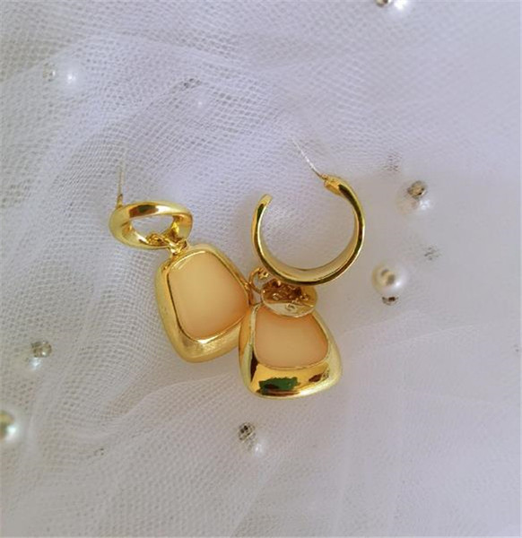 Elegáns lógó fülbevaló arany színben