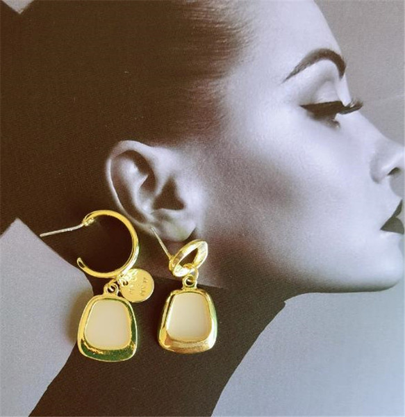 Elegáns lógó fülbevaló arany színben