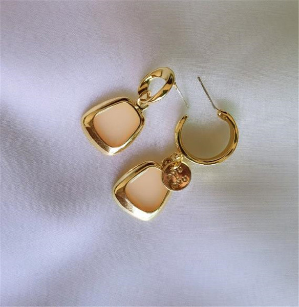 Elegáns lógó fülbevaló arany színben