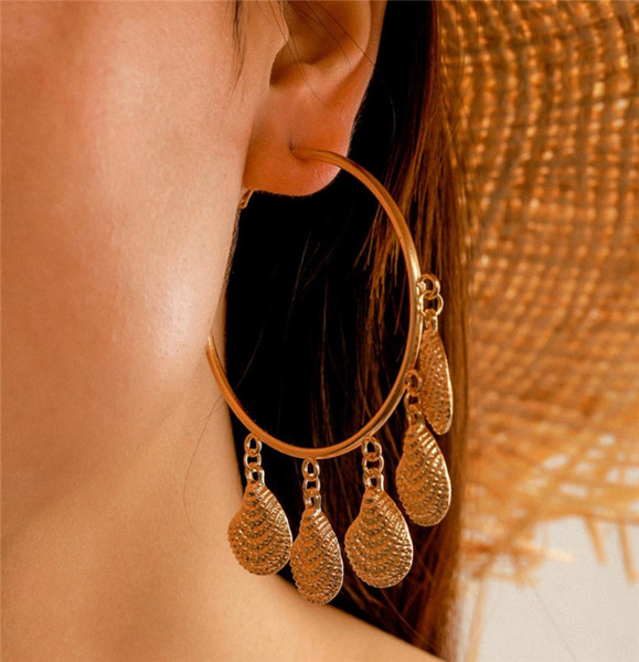 Nagy fülbevaló típusú gyűrűk arany színben