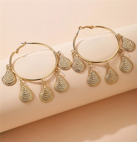 Nagy fülbevaló típusú gyűrűk arany színben