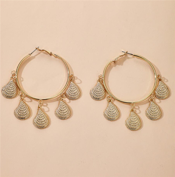 Nagy fülbevaló típusú gyűrűk arany színben