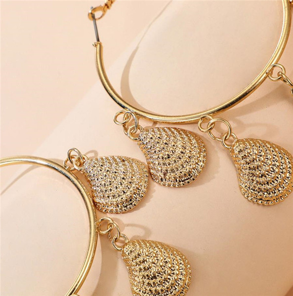 Nagy fülbevaló típusú gyűrűk arany színben