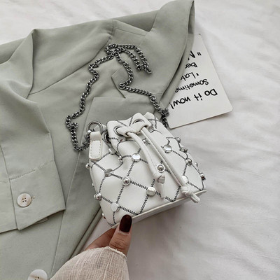 Modern női táska fém elemekkel