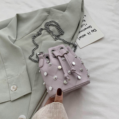 Modern női táska fém elemekkel