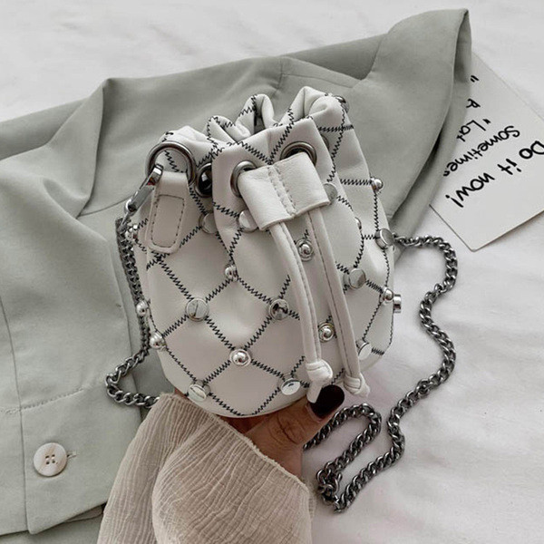 Modern női táska fém elemekkel