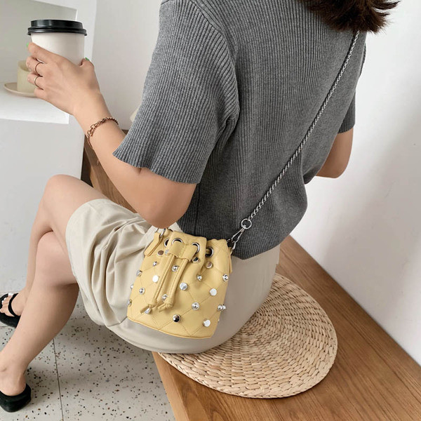 Modern női táska fém elemekkel