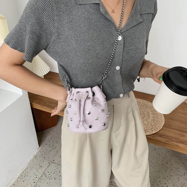 Modern női táska fém elemekkel