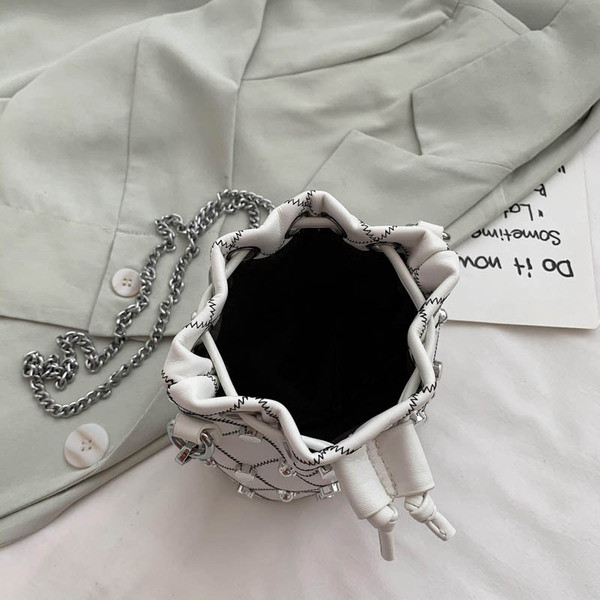 Modern női táska fém elemekkel