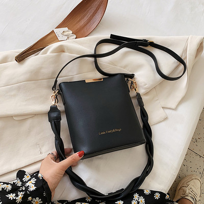 Női kis válltáska hosszú füllel