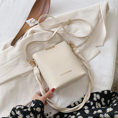 Női kis válltáska hosszú füllel