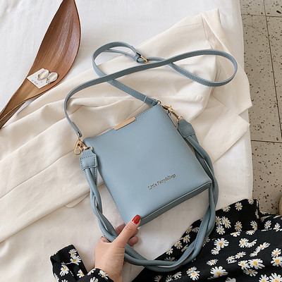 Női kis válltáska hosszú füllel