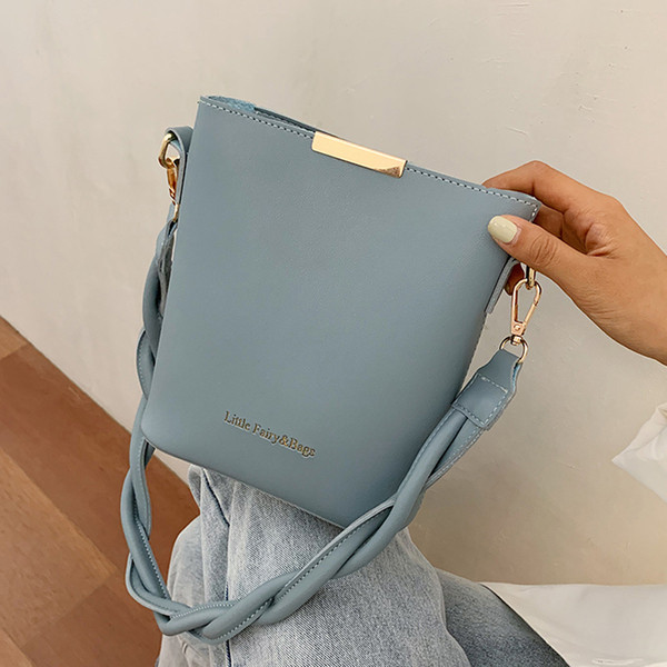 Női kis válltáska hosszú füllel