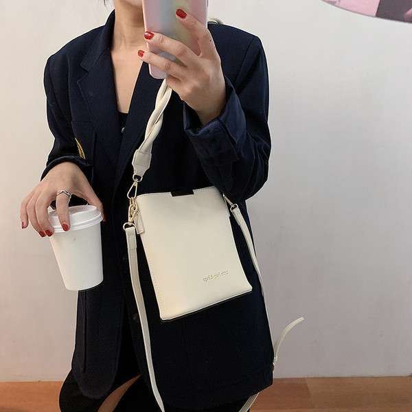 Női kis válltáska hosszú füllel