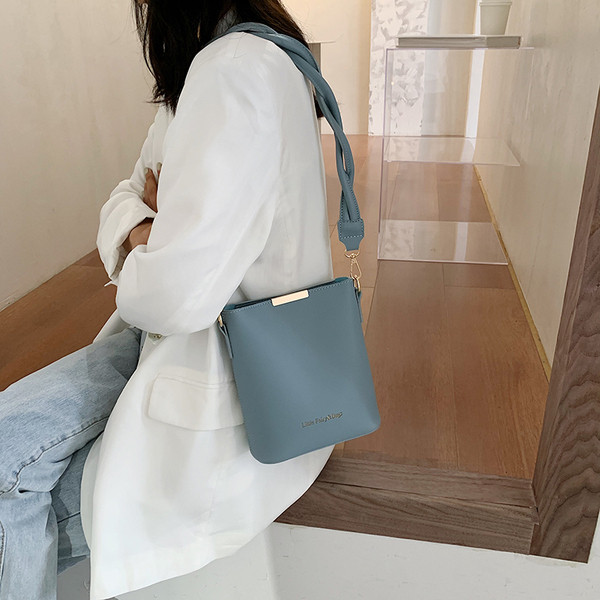 Női kis válltáska hosszú füllel