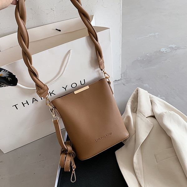 Női kis válltáska hosszú füllel