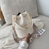 Aktuális női válltáska rojtokkal