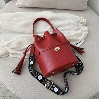 Aktuális női válltáska rojtokkal