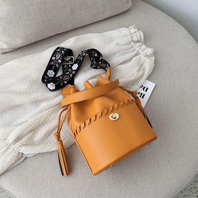 Aktuális női válltáska rojtokkal