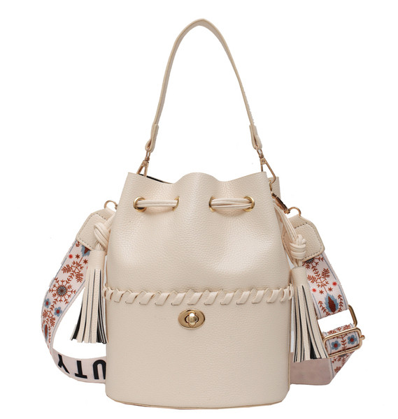 Aktuális női válltáska rojtokkal