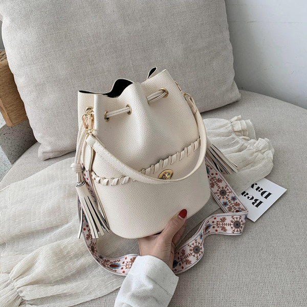 Aktuális női válltáska rojtokkal