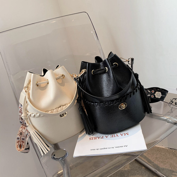 Aktuális női válltáska rojtokkal