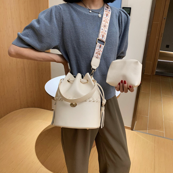 Aktuális női válltáska rojtokkal