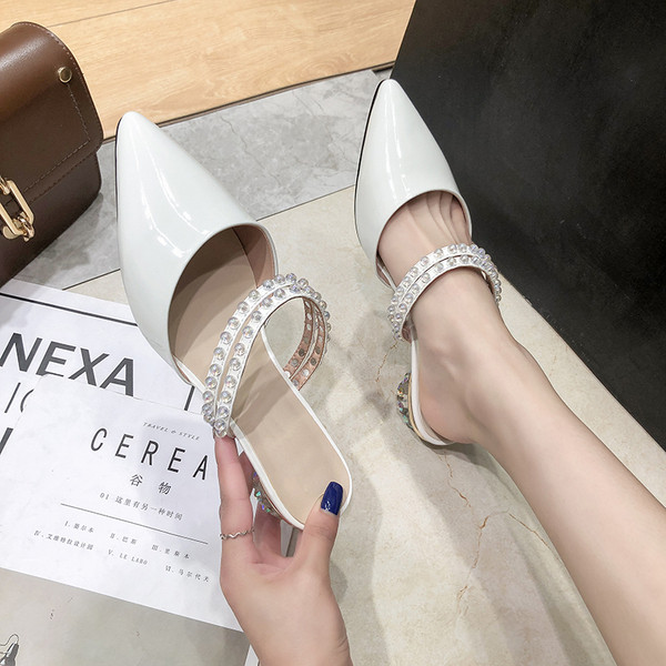 Elegantiškos moteriškos lakuotos šlepetės su žemakulniais ir perlais