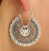 Női fülbevaló virágokkal, ezüst színben