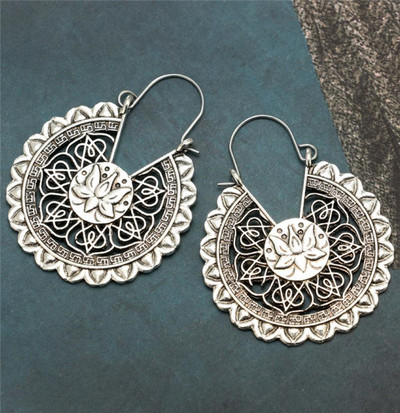 Női fülbevaló virágokkal, ezüst színben