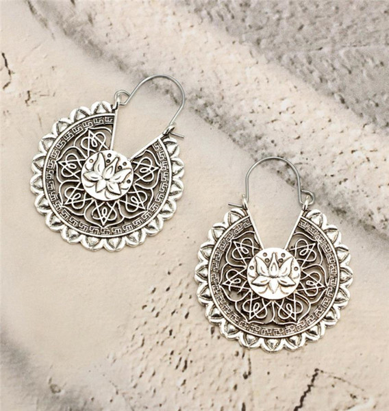 Női fülbevaló virágokkal, ezüst színben